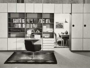 Drehsessel : Wohnzimmermöbel (1973). Ansicht mit Anbauwand und Sessel. Blick in die Nachbarkoje zu einem Eßplatz