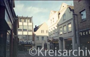 Hindenburgstraße 1, 2: rechte Straßenseite, Häuser von links: Juwelier Giese, Pelzgeschäft: hinten Einmündung in Mühlenstraße, Kaufhaus Nickel