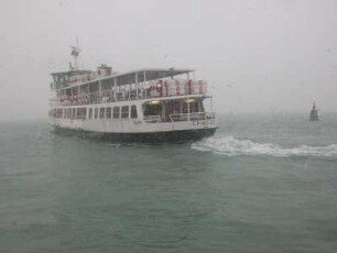 Schneetreiben : Die Lagune von Venedig im Winter. Ein Schiff des öffentlichen Nahverkehrs unterwegs vom Lido nach Venedig Februar 2005. Foto: Uwe Gerig