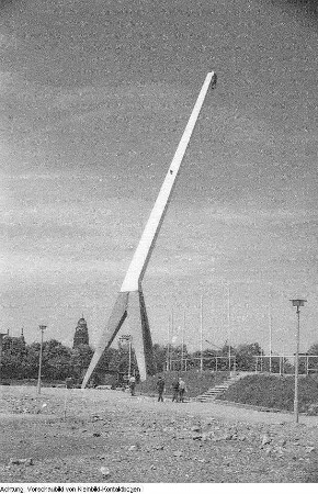 Verschiedene Sportveranstaltungen, Sport in der Nationalen Volksarmee der DDR (NVA), Betreuung von französischem Eiskunstläufer im Krankenhaus, Pausensport, Auszeichnung von Leistungssportlern, Minigolf-Anlage im Großen Garten, Kinder- und Jugend-Spartakiade, Flutlichtmasten des Rudolf-Harbig-Stadions, u.a., April 1965 - 1970