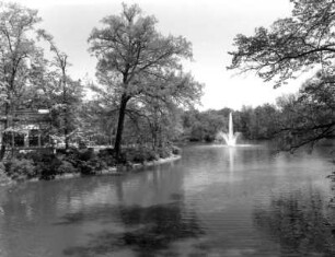 Dresden-Altstadt. Großer Garten (1683, J. F. Karcher; 1873-1895, K. F. Bouché). Carolasee (1881-1882) mit Fontäne und Restaurant "Carolaschlößchen" (Eröffnung 1895)
