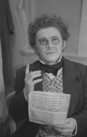 Szenenbilder aus der Operette "Dreimädlerhaus" von Heinrich Berté am Metropol-Theater Berlin