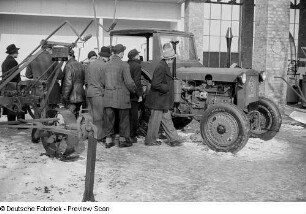 Messebesucher vor einem Traktor auf dem Ausstellungsgelände der Technischen Messe