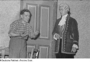 Auftritt einer Theatergruppe beim Bezirksausscheid für Volkskunstgruppen 1954