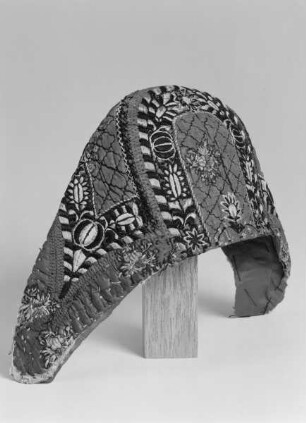 Haube ("Schleier") der Marburger evangelischen Tracht mit bestickten floralen und geometrischen Motiven