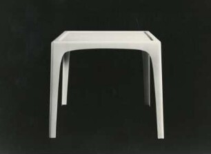 Quadratischer Tisch in Vollkunststoff von Konrad Schäfer