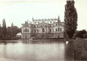 Dresden. Palais im Großen Garten : Dresden-Altstadt, Großer Garten. Palais (1678-1683, J. G. Starcke). Südostseite über den Palaisteich. Fotografie von Freimund Edlich, Dresden 1884. Albuminabzug ohne Trägerkarton, unbezeichnet; 9,7 x 13,9 cm