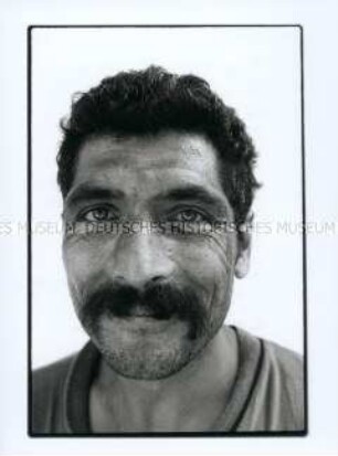Porträt eines älteren Migranten (Altersgruppe 18-21)