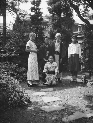 Ōmachi. Familie Sugiki und die Frau des Fotografen in einem Garten