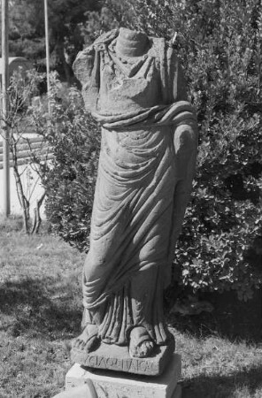 Weibliche Gewandstatue