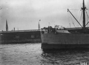 Ankunft im Hamburger Hafen : Rückkehr der Expeditionsteilnehmer. Ankunft im Hamburger Hafen.