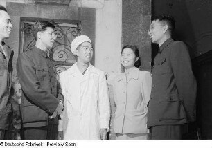 Ein chinesischer Koch sowie weitere chinesische Teilnehmer der Leipziger Herbstmesse 1954