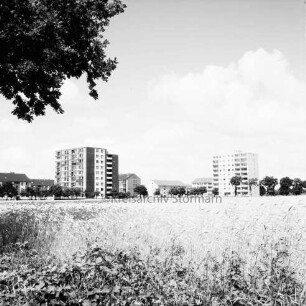 Poppenbütteler Straße: vorne nördlich gelegenes Feld, dahinter Wohngebäude der Mittelstraße: Blick nach Nordwesten
