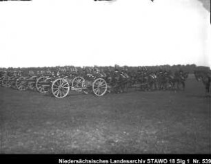 Geländeübung und Besichtigung des Feld-Artillerie-Regiments Nr. 46 Enthält: Soldaten auf mit Pferden bespannten Geschützlafetten auf dem Marsch