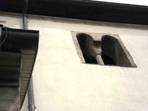 Soisdorf-Kirchturm von Süden (romanischer Chorturm)-oberes Geschoss mit Biforium im Detail (eingestellte Rundsäule mit ornamentiertem Würfelkapitell)