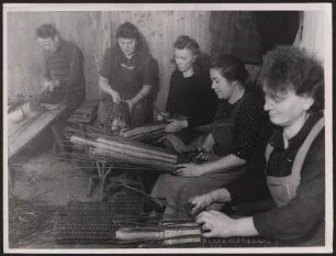 Frauen beim Korbflechten