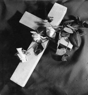 Kreuz mit Rosen