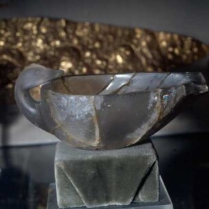 Athen. Archäologisches Nationalmuseum, ANM 8638. Gefäß aus Bergkristall: Ente. Mykenisch, Gräberrund B, 1952, Ende 17. Jh. v. Chr. 13,2cm Länge