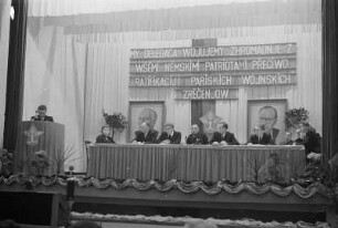 Das Präsidium der Delegiertenversammlung des Domowina-Kreisverbandes Hoyerswerda „Handrij Zejler“ in Knappenrode : Prezidij delegatneje zhromadźizny Domowinskeje župy Wojerecy „Handrij Zejler“ w Hórnikecach : Knappenrode / Hórnikecy