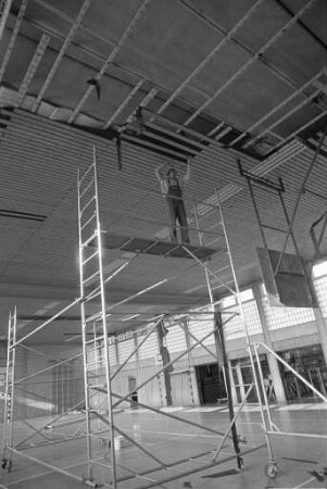 Humboldtgymnasium Karlsruhe. Vorübergehende Sperrung der Sporthalle wegen Absenkung der Hallendecke und Ablösung von Deckenbrettern