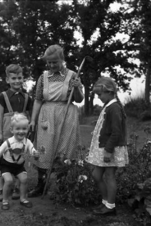 Nierswalde: Frau Friesen mit Kindern