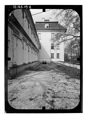 Berlin-Köpenick. Schloß (1677-1681; R. v. Langerfeld). Seitentrakt und Hauptgebäude von Südost