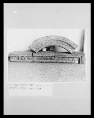 Architekturfragmente mit Inschrift