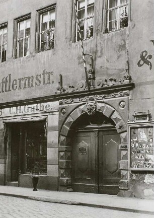 Pirna, Dohnaische Straße 16, Portal des Wohnhauses, rechts davon der Schaukasten des Fotoateliers Holdt, Sitz Gartenstraße 31
