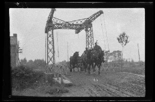 Houthem (Belgien): "Zugbrücke bei Houthem", darauf ein Pferdegespann mit Reitern