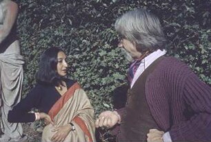 Florenz. Villa Romana. Indische Kunstkritikerin Geeti San im Garten der Villa im Gespräch mit dem Direktor Joachim Burmeister