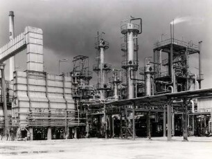 OMW - Oberrheinische Mineralölwerke. Erinnerungsalbum für OB Günther Klotz über die Errichtung und bauliche Entwicklung der Ölraffinerie - Raffineriegelände