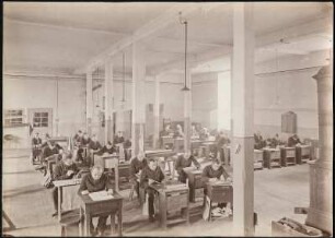 Justizvollzugsanstalt Zwickau : Beschäftigung in der Freizeit. Gefangenenanstalt Zwickau. Fotografie aus: Nachlass Erich Wulffen (1862-1936). Dresden: SLUB Mscr.Dresd.App.1832,1486,(24)