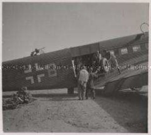 Wehrmachtssoldaten, Kreta, Auf dem Flugplatz von Maleme werden Panzerabwehrkanonen ausgeladen.