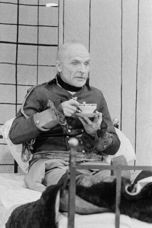 Szenenbilder aus "Der Müller von Sanssouci" von Peter Hacks in der Regie von Wolfgang Langhoff. Kammerspiele (Deutsches Theater) Berlin, Uraufführung 05.03.1958 : Mit Herwart Grosse als Friedrich II., Paul R. Henker als Müller, Ernst Kahler, Josef von Santen als Prinz Heinrich, Hans Stetter als de Catt, Werner Pledath als Bäcker Wewerka, Werner Segtrop, Ulrich Thein als Knecht Nickel, Karla Runkehl als Magd, A. P. Hoffmann als Landrat Tornow, Harry Berber als Trescho u. a.