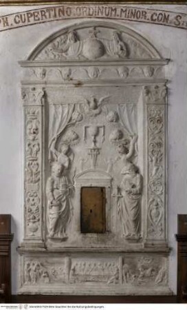 Wandtabernakel für das Sakrament mit der Dreifaltigkeit und den Heiligen Petrus und Paulus