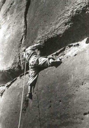 Sächsische Schweiz. Schmilkaer Felsgebiet, Rauenstein. Seilschft H. Schulz und Gen. im Neuen Scharten-(F.D.K.R.-) Weg (VIIb)