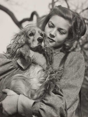 Die Schauspielerin Lauren Bacall mit Hund (Mademoiselle)