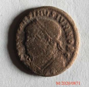 Römische Münze, Nominal Follis, Prägeherr Constantinus I. für Constantinus II., Prägeort Arles, Original