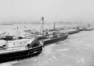 Verkehrs- und Winterhafen. Seitenrad-Schleppdampfer und Lastkähne im vereisten Hafenbecken gegen Ostra-Gehege. Winteraufnahme : Dresden-Neustadt. Verkehrs- und Winterhafen. Seitenrad-Schleppdampfer und Lastkähne im vereisten Hafenbecken gegen Ostra-Gehege. Winteraufnahme