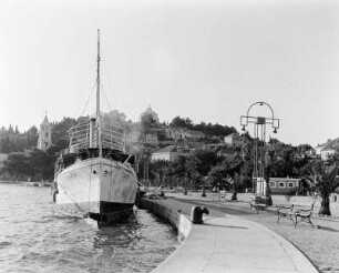 Hafen mit Schiff. Blick auf den Ort