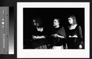 Ingund Mewes und ihre Töchter Dorothe Mewes (li) und Christine Wolff-Mewes (re) in: "Die Töchter der Hexen" (Piccolo-Theater Köln)
