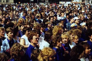 DDR. FDJler auf einer Massenveranstaltung (wahrscheinlich zum Pfingsttreffen in Berlin)