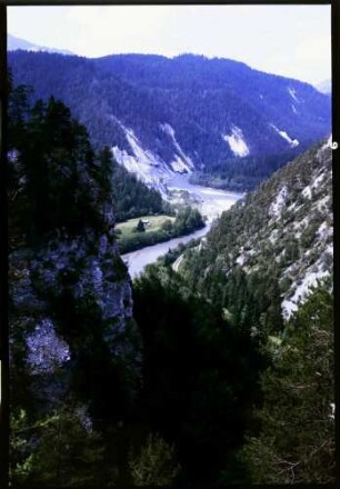Bonaduz, Versam: Straße Bonaduz-Versam, Durchbruch des Vorderrheins durch den Flimser Bergsturz, von der Straße auf den Rhein