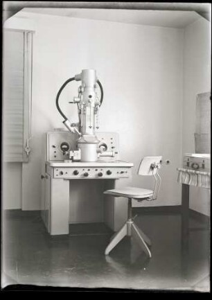 Fotografie: Arbeitsplatz mit Transmissionselektronenmikroskop in der Metallographie