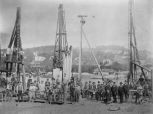 Brückenbauer auf der Brückenbaustelle : Das Blaue Wunder in Loschwitz im Bau. Brückenbauer auf der Brückenbaustelle. Fotografie (1891/1892; A. Kotzsch). Dresden: Privatbesitz