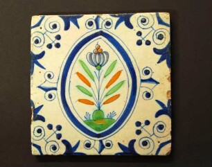 Fliese mit Blume in der Mandorla