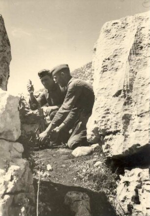 Soldaten beim Laden eines Geschützes