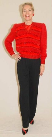 Roter Pullover mit Metallic-Pailletten und schwarze Hose