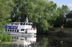 Örebro - Ausflugsschiff auf einem Kanal : Ein Ausflugsschiff fährt auf einem Kanal. Aufgenommen am 26. Juli 2012 in Örebro