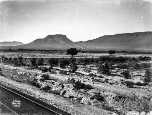 Felder neben Eisenbahntrasse : Blick auf Felder neben einer Eisenbahntrasse. Im Hintergrund Hügelketten